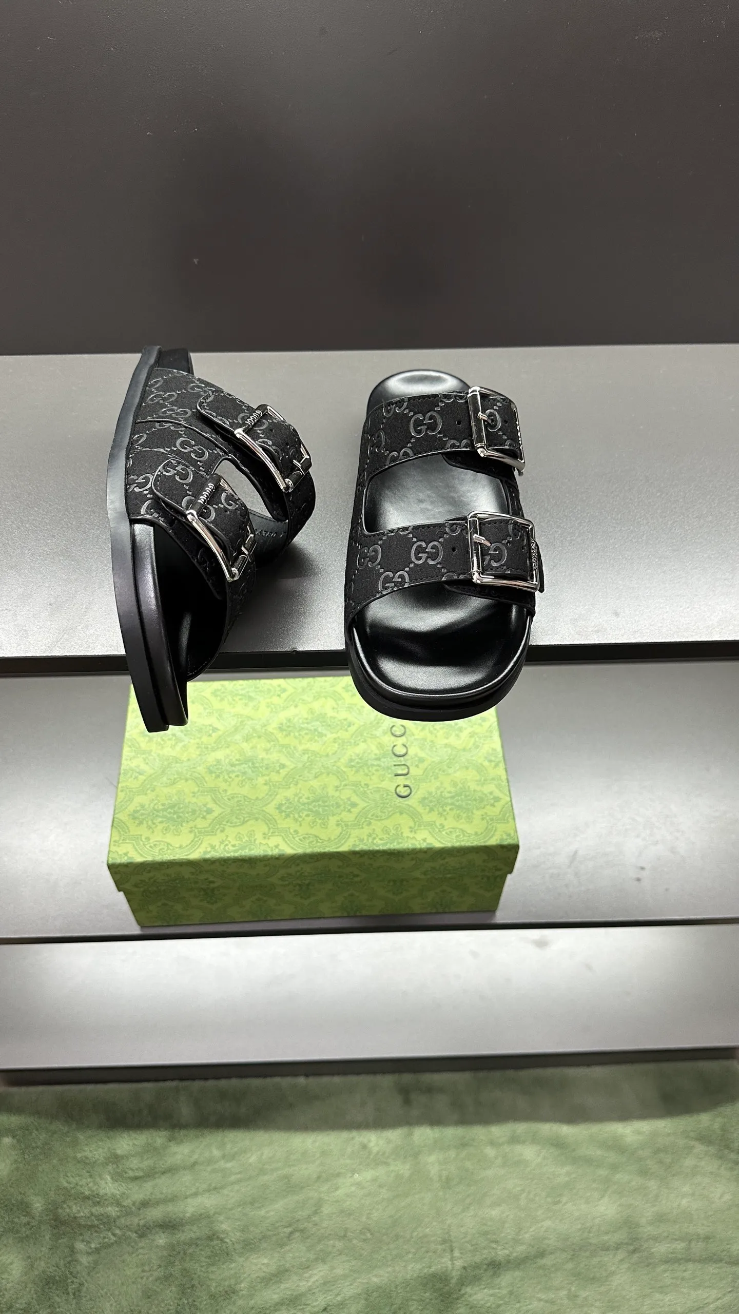 [G Home New Style] P: 320💰Men's size 39~45, (46. Customized) This slipper is made of GG polyester fiber and is decorated with a Gucci label on the front, which adds a striking logo feel to the style. "Gucci Made in Italy" stamped label Rubber sole Flat Made in Italy